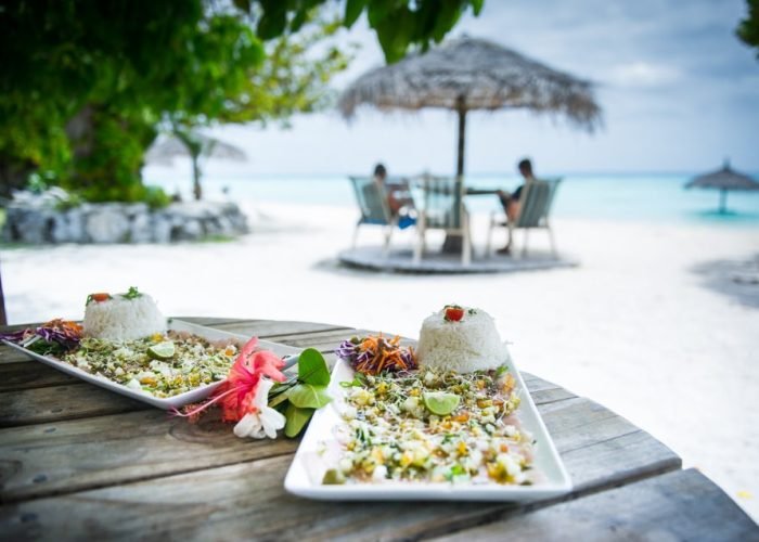 subtiles-tahiti-fakarava-pension-havaiki-lodge-5©havaiki-lodge Pension Havaiki Lodge à Fakarava - plat polynésien déposé sur une table face au lagon