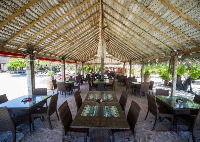 subtiles-tahiti-fakarava-pension-havaiki-lodge-6©havaiki-lodge Pension Havaiki Lodge à Fakarava - restaurant extérieur sur la plage.