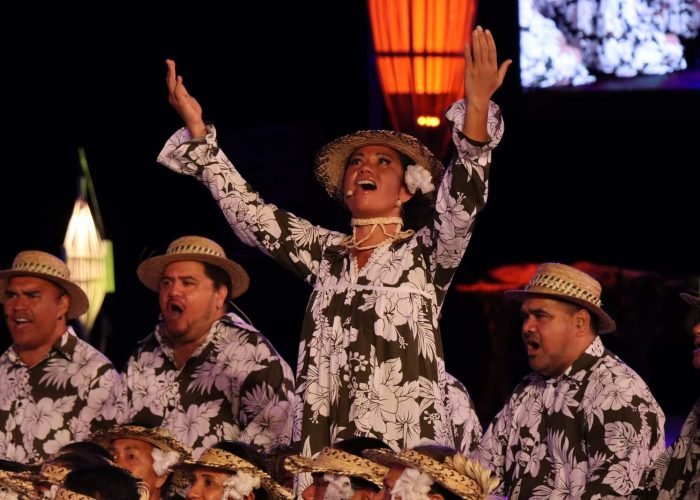 Heiva i Tahiti - Troupe de chanteurs en tenue traditionnelle