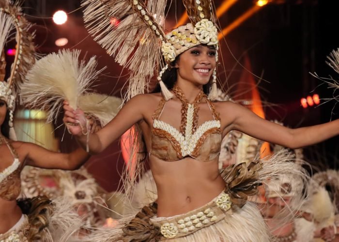 Danseuse polynésienne en tenue traditionnelle lors du Heiva à Tahiti.