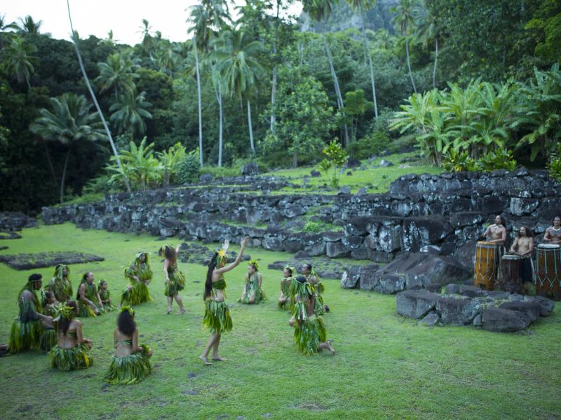 Hiva aux îles Marquises. Danseurs et musiciens faisant une représentation sur un marae sacré.