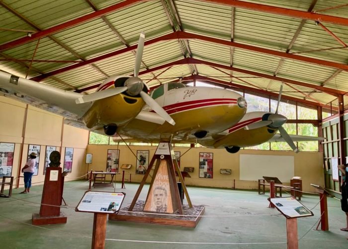 L'avion "Jojo" de Jacques Brel exposé au musée à Hiva Oa.