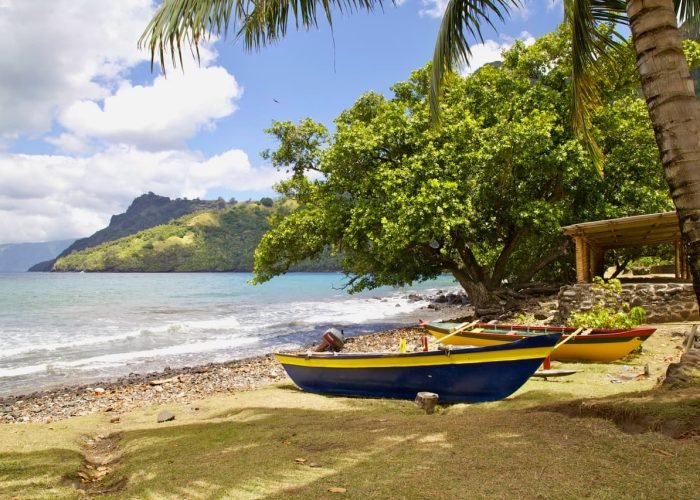 pirogue traditionnelle polynésienne sur une plage à Hiva Oa.