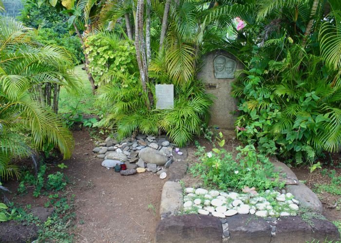 Stèle de Jacques Brel au cimetière du calvaire à Hiva Oa, aux Marquises.