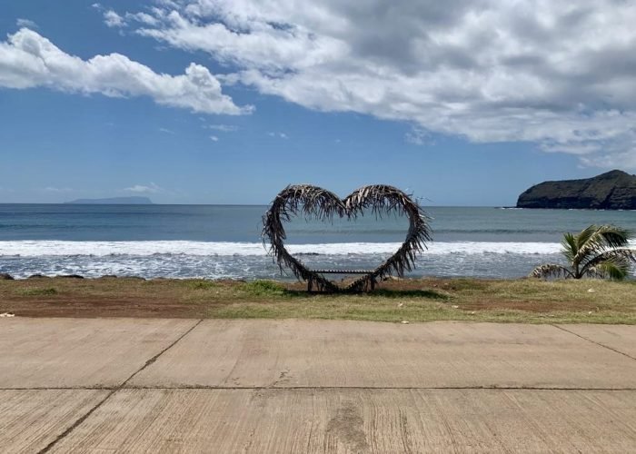 Banc en forme de coeur fabriqué avec des feuilles de pandanus, face à la mer à Hiva Oa.