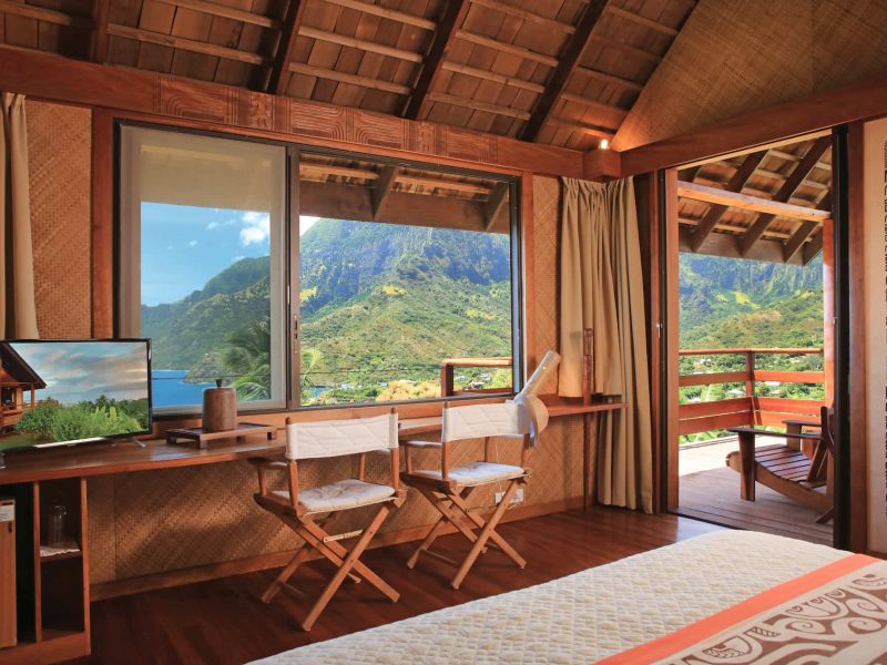 Hôtel Hanakee Lodge 3* à Hiva Oa, aux îles Marquises. Vue de l'intérieur d'un bungalow avec vue sur le baie et la montagne.