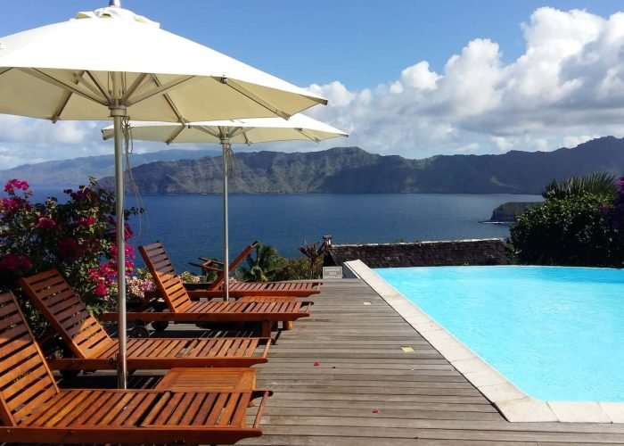 Hôtel Hanakee Lodge 3* à Hiva Oa – Piscine avec vue sur la baie d'Atuona.