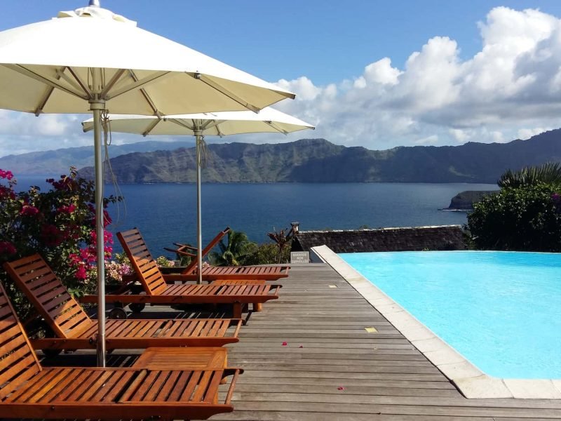 Hôtel Hanakee Lodge 3* à Hiva Oa – Piscine avec vue sur la baie d'Atuona.