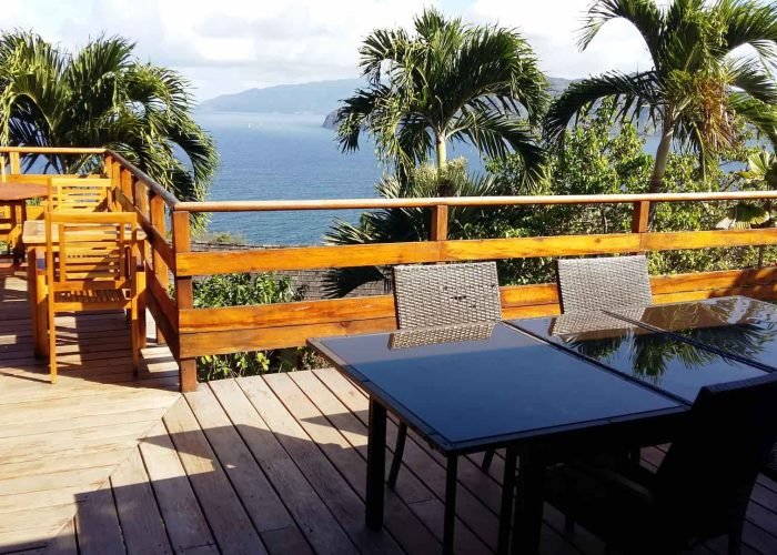 Hôtel Hanakee Lodge 3* à Hiva Oa – Terrasse du restaurant avec vue sur la baie d'Atuona.