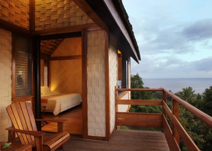 Hôtel Hanakee Lodge 3* à Hiva Oa – Terrasse d'un Bungalow avec vue sur la baie.