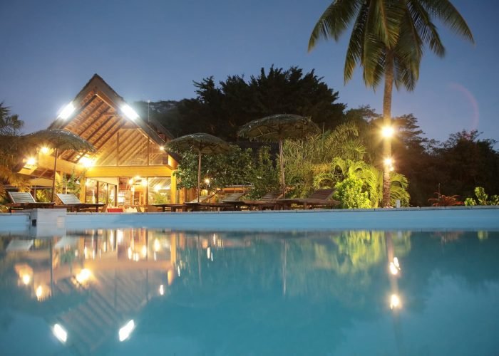 Hôtel Hanakee Lodge 3* à Hiva Oa – Vue de nuit depuis la piscine sur le restaurant.