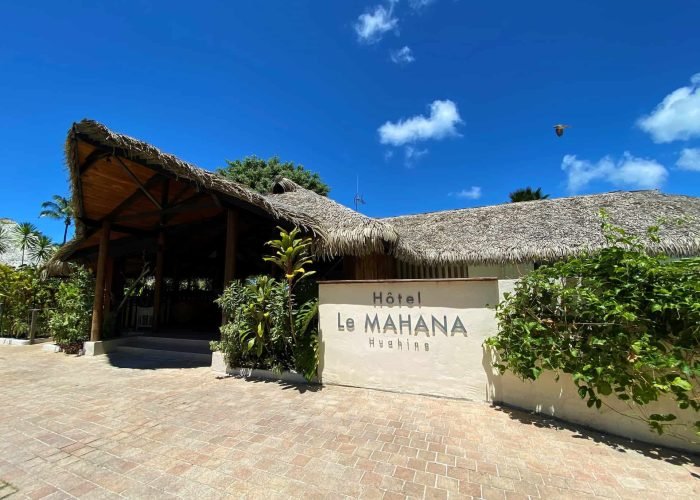 Hôtel Le Mahana 3* à Huahine - entrée de l'hôtel avec enseigne "Le Mahana".