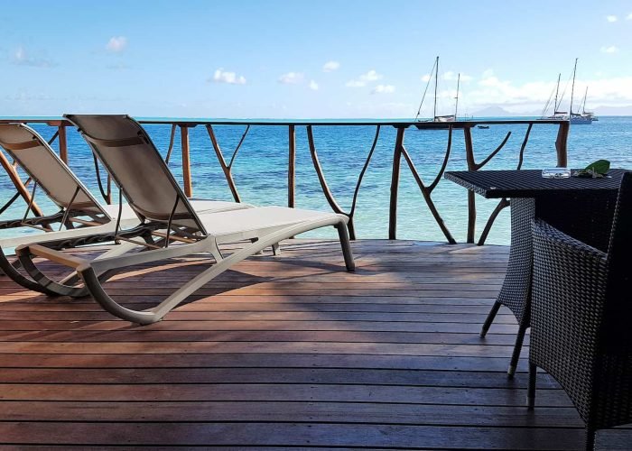 Hôtel Le Mahana 3* à Huahine - terrasse d'un e bungalow face au lagon.