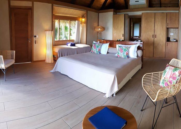 Hôtel Le Mahana 3* à Huahine - intérieur d'un bungalow face au lagon.