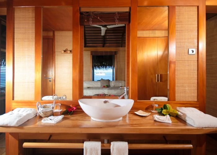 Hôtel Le Mahana 3* à Huahine - salle de bain d'un bungalow deluxe plage.