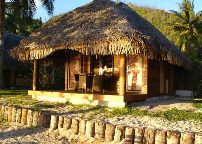 Hôtel Le Mahana 3* à Huahine. Vue extérieure d’un Bungalow Deluxe Plage.