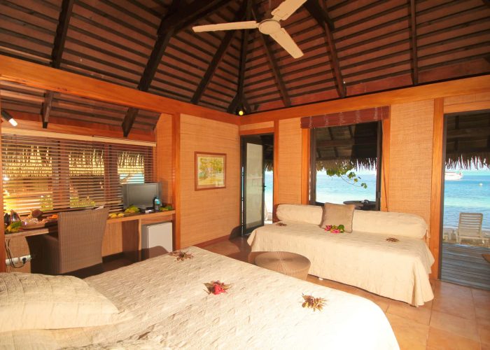 Hôtel Le Mahana 3* à Huahine. Intérieur d’un Bungalow Deluxe Plage. Vue depuis le lit sur la terrasse et le lagon.