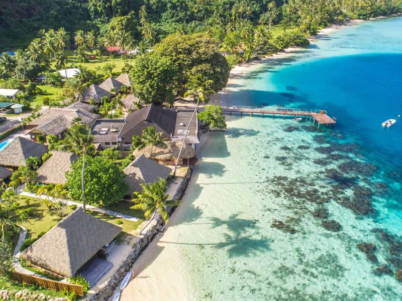 Hôtel Le Mahana 3* à Huahine. Vue aérienne sur les bungalows, le lagon et le ponton de l'hôtel.