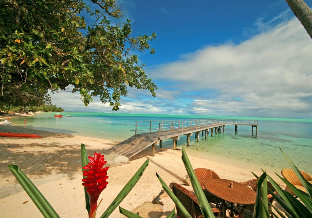 Hotel Le Mahana 3*** Huahine. Vue sur la plage et le ponton de l'hôtel.