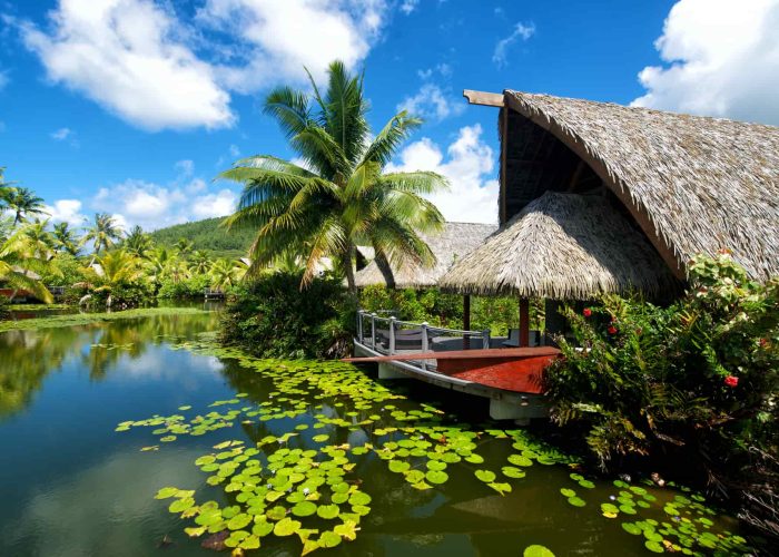 Hôtel Maitai Lapita Village 3* à Huahine. Vue extérieur d'un bungalow premium sur le lac.