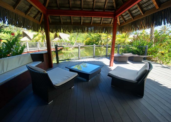 Hôtel Maitai Lapita Village 3* à Huahine. Extérieur de la terrasse d'un bungalow premium sur le lac.