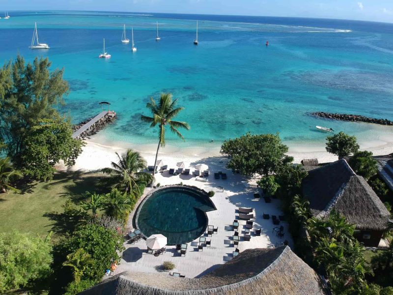 Hôtel Maitai Lapita Village 3*** à Huahine - vue aérienne sur la piscine, la plage et le lagon