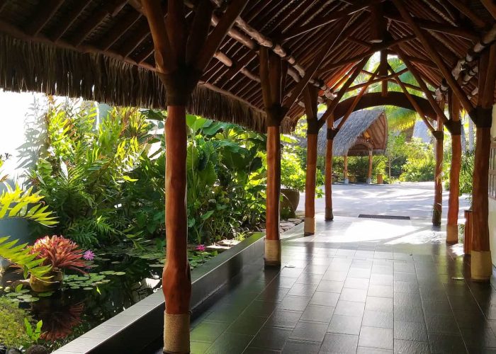 Hôtel Maitai Lapita Village 3* à Huahine. Vue générale sur les couloirs de l'hôtel.