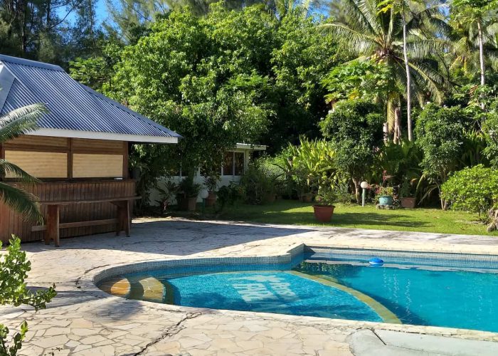 Pension Fare Maeva à Huahine - Piscine et jardin tropical.