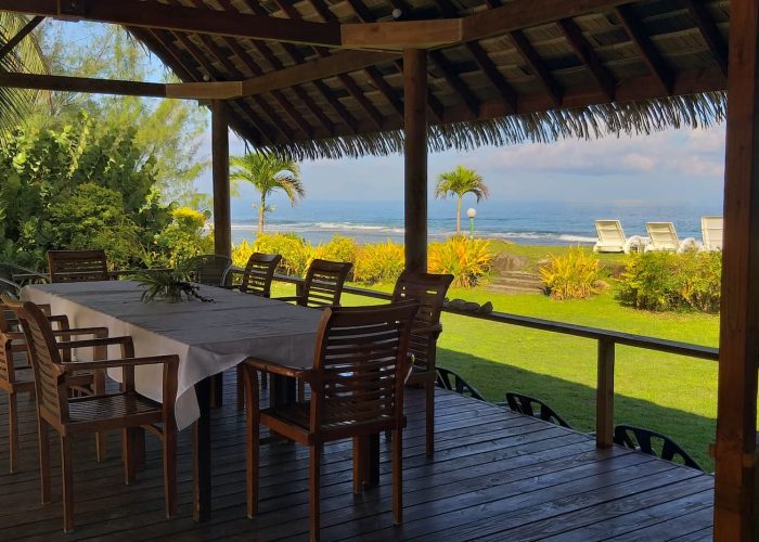 Pension Fare Maeva à Huahine - Restaurant avec vue sur le jardin et la lagon.