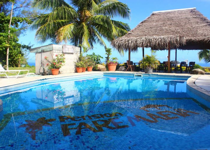 Pension Fare Maeva à Huahine - Piscine et Fare Pote'e en arrière plan.