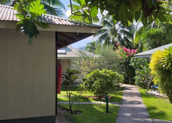 Pension Fare Maeva à Huahine - Bungalow Jardin au premier plan, et jardin tropical.