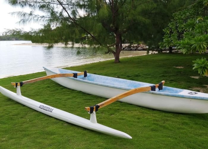 subtiles-tahiti-huahine-pension-moana-lodge-1©tahiti-travel-services Pension Moana Lodge à Huahine. Vaa'a traditionnel dans le jardin de la pension, face au lagon.