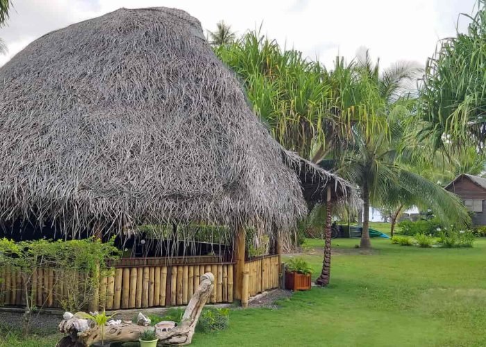 subtiles-tahiti-huahine-pension-moana-lodge-4©tahiti-travel-services Pension Moana Lodge à Huahine. Vue générale sur le jardin et le Fare Pote'e de la pension.