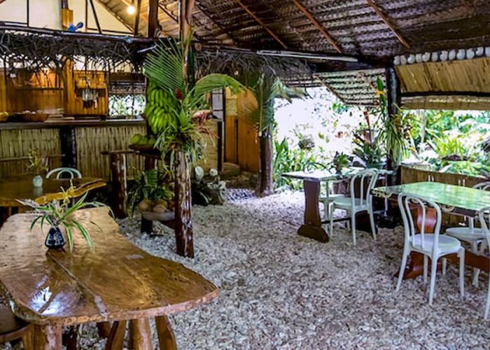 Pension Tupuna à Huahine. Vue générale sur la salle de restaurant et le bar.