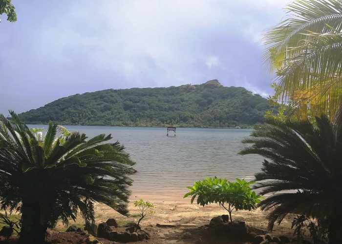 Pension Tupuna à Huahine. Vue sur le lagon et la montagne de Huahine depuis la petite plage de la pension.