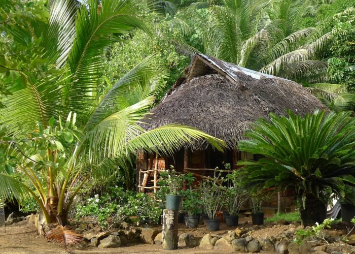 Pension Tupuna Huahine. Extérieur d'un bungalow traditionnel.