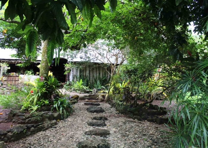 Pension Tupuna à Huahine. Vue sur lr jardin et le chemin menant au restaurant de la pension.