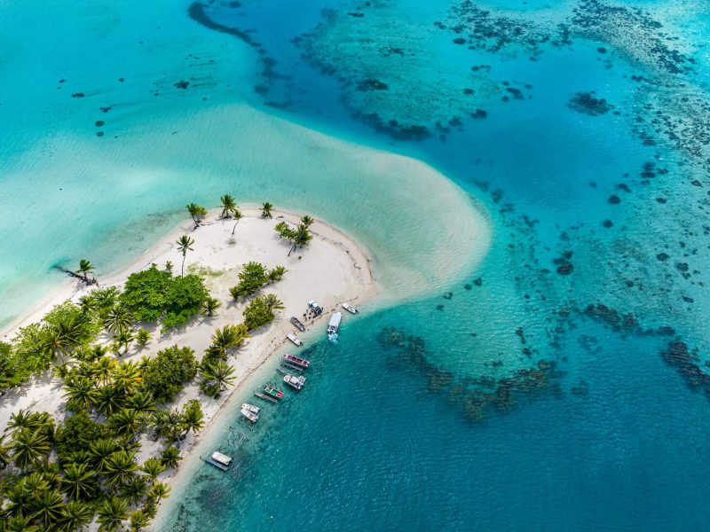 Vue aérienne d'un motu avec le lagon autour, sur l'île de Maupiti dans l'archipel de la Société