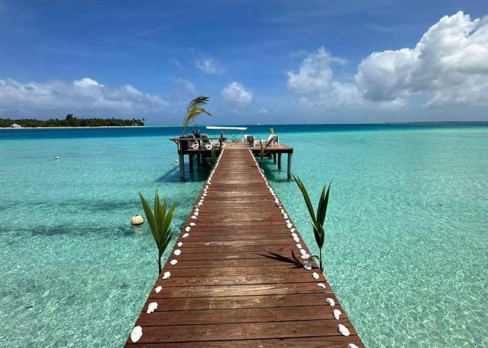 Pension Papahani à Maupiti - ponton orné de coquillages au dessus du lagon turquoise.