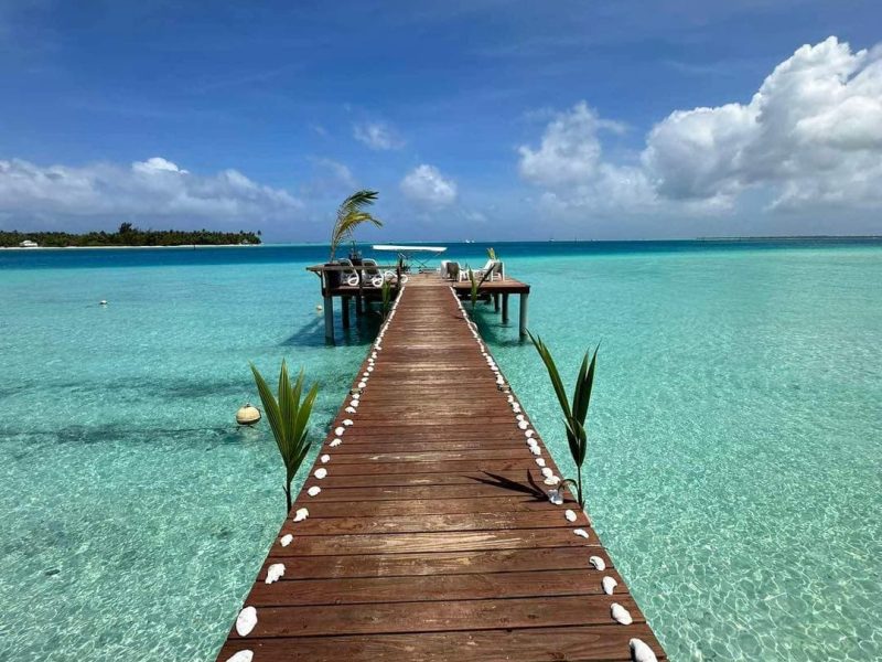 Pension Papahani à Maupiti - ponton orné de coquillages au dessus du lagon turquoise.