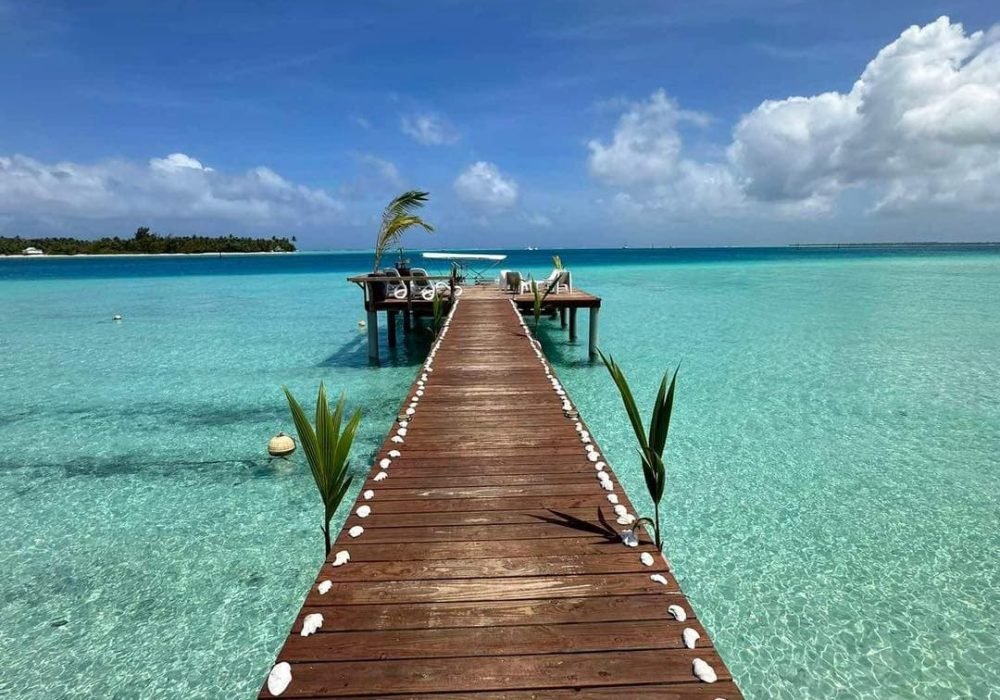 Pension Papahani à Maupiti - ponton orné de coquillages au dessus du lagon turquoise.