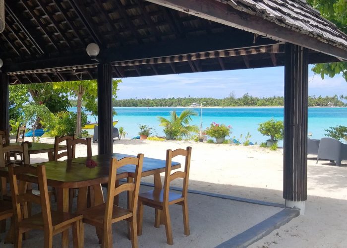 Pension Papahani à Maupiti - salle de restaurant avec vue sur le lagon.