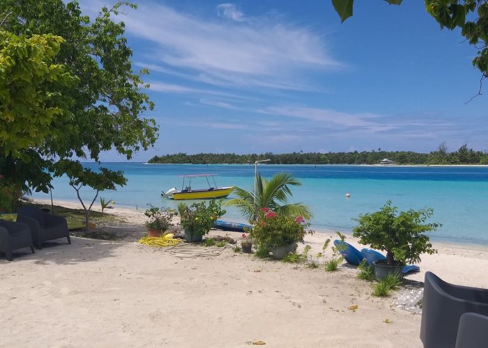 Pension Papahani à Maupiti - plage avec transats et fauteuils face au lagon.