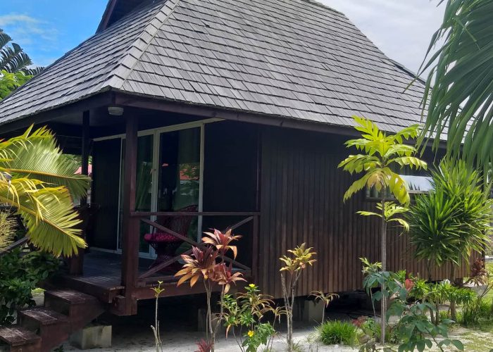 Pension Papahani à Maupiti - extérieur d'un bungalow vue de côté.