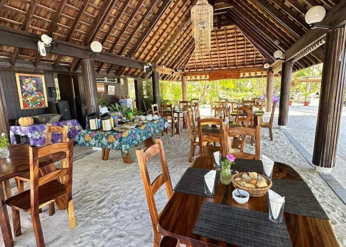 Pension Papahani à Maupiti - salle de restaurant les pieds dans le sable.