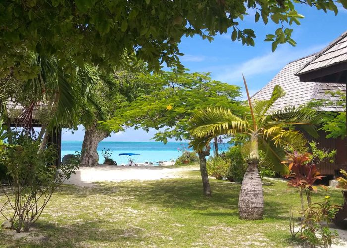 Pension Papahani à Maupiti - vue sur le lagon depuis le jardin verdoyant de la pension.