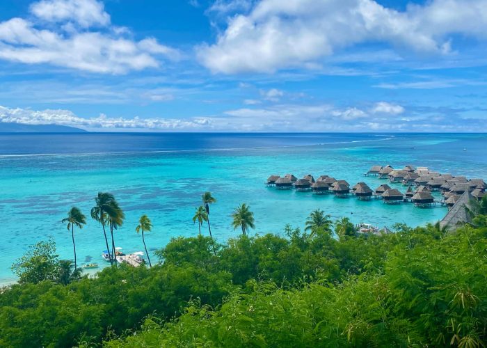 Vue en plongée sur le lagon et l'océan depuis le point de vue To'atea de Moorea, bungalows sur pilotis à la droite - Hôtel Sofitel Kia Ora Moorea Beach Resort 5*