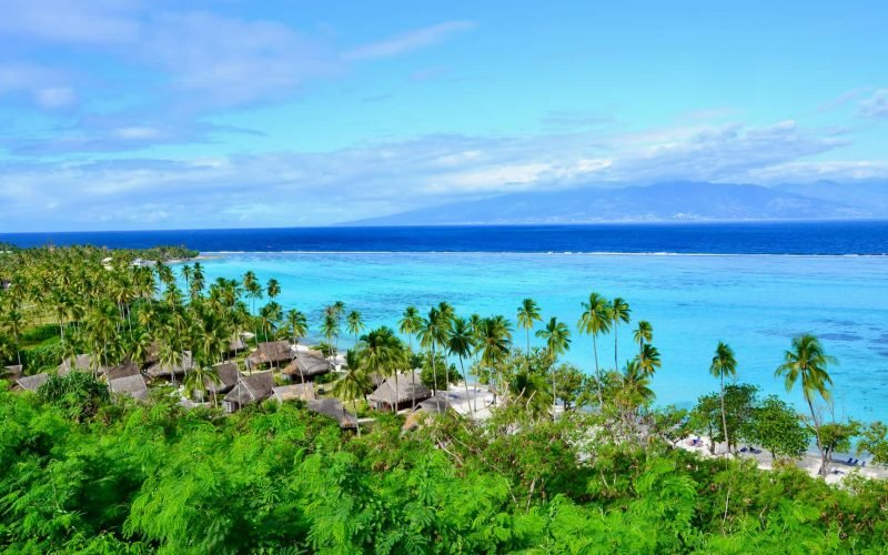 point de vue de To'atea à Moorea. Vue sur le lagon et l'océan avec plage de tempe en contre bas