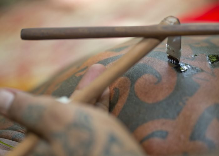 zoom sur la technique d'un tatouage traditionnel polynésien.