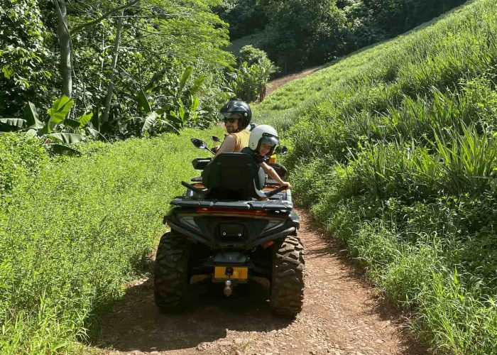 Activité en famille - père en son enfant faisant du quad dans les plantations d'ananas à Moorea.